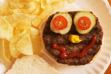 İnsan yüzü yapmak için düzenlenmiş bir hamburger.