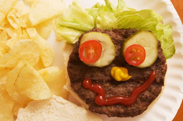 İnsan yüzü yapmak için düzenlenmiş bir hamburger.