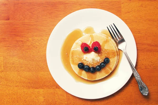 Ein Pfannkuchenfrühstück Arrangiert Wie Ein Gesicht Auszusehen — Stockfoto