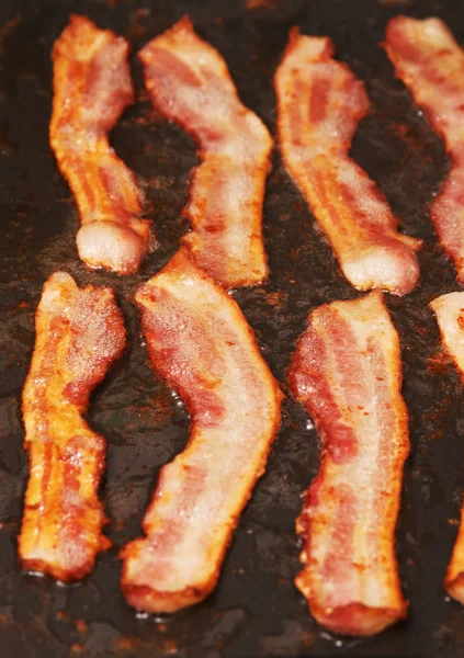 Bir ızgarada Bacon pişirme