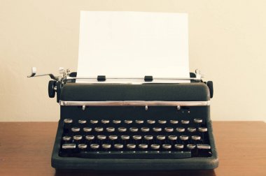 Eski bir vintage daktilo. 