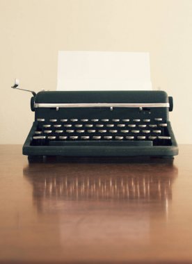 Eski bir vintage daktilo. 