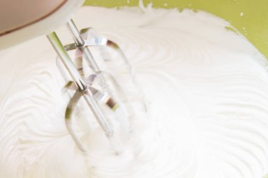 Beyaz pasta krema karıştırma yakın çekim. 