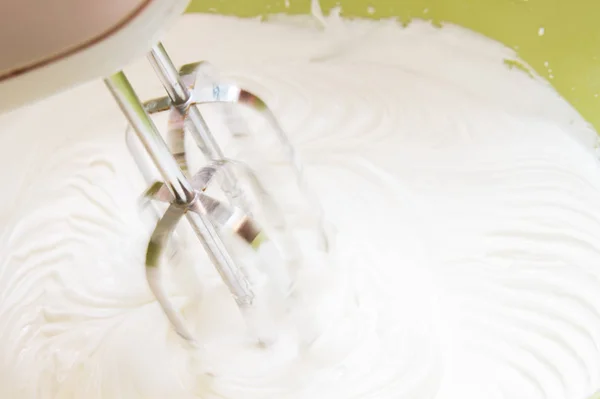 Mieszania Lukier Biały Tort Bliska — Zdjęcie stockowe