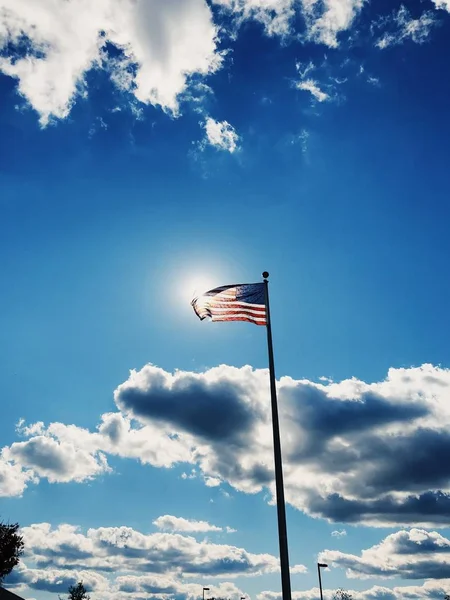 Eine Amerikanische Flagge Vor Blauem Himmel — Stockfoto