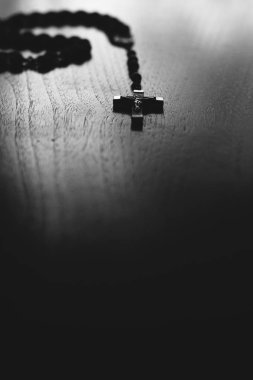 Kopya alanı ile masa üzerinde bir haç. 