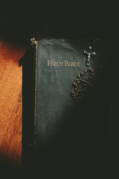 Bible Book Cross Sunlight — Stock Photo, Image