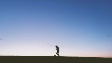 Çocuklar futbol oynarken silüeti 