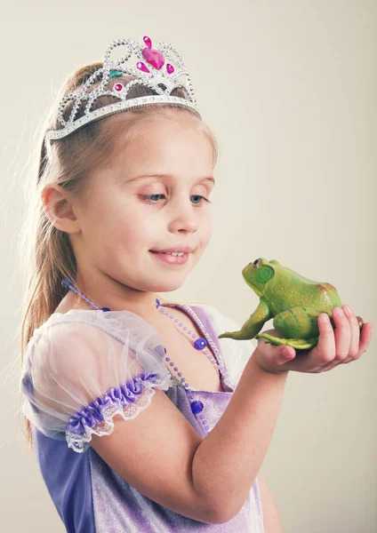 Eine Kleine Prinzessin Mit Einem Frosch — Stockfoto