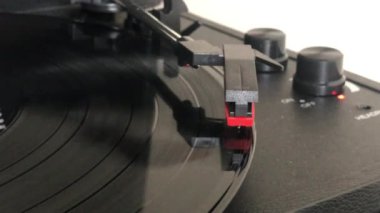 bir vinil plak çalar makine. 