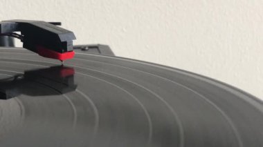 bir vinil plak çalar makine. 