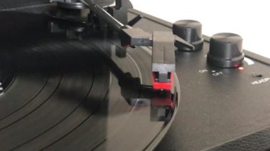 bir vinil plak çalar makine. 