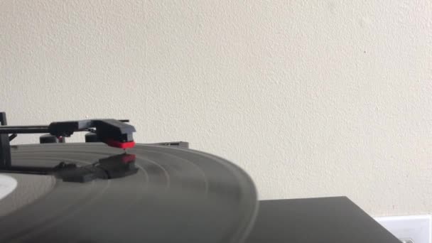 Una Máquina Tocadiscos Vinilo — Vídeo de stock