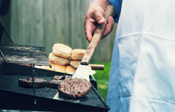 Ein Älterer Mann Grillt Essen — Stockfoto