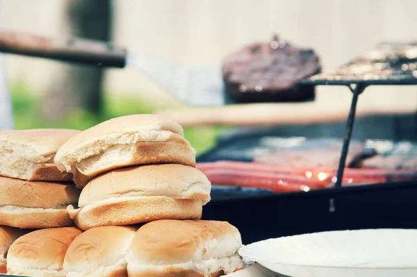 Grillen Sie Essen Für Einen Koch Aus — Stockfoto