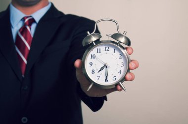 bir saat tutan bir iş adamı