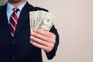 nakit para tutan bir iş adamı