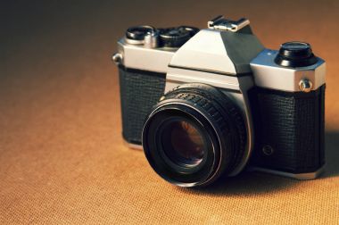 bir retro tarzı film kamerası