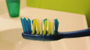 Fırçalama ve diş ipi küçük kız. 