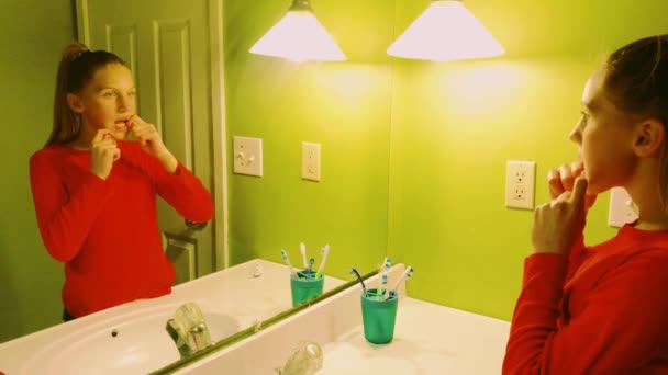 小女孩刷牙和牙线牙 — 图库视频影像