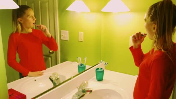 小女孩刷牙和牙线牙 — 图库视频影像