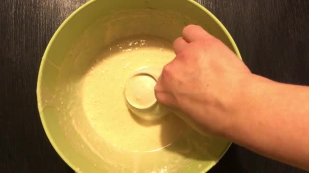 Приготовление Блинов Сковородке — стоковое видео
