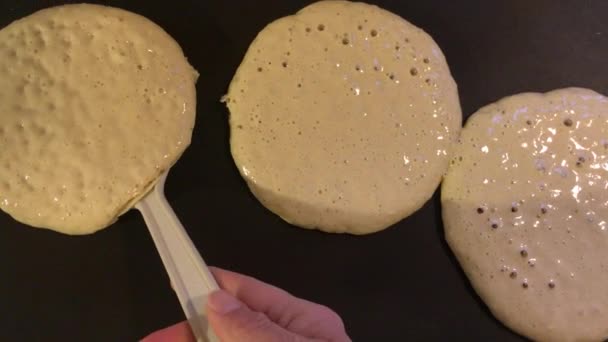Bir Kalbur Üzerinde Krep Pişirme — Stok video