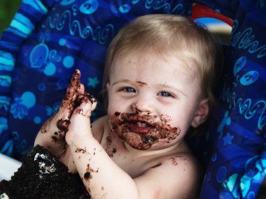 küçük kızın doğum günü partisi