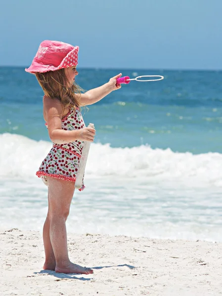 Kleines Mädchen Spielt Strand — Stockfoto