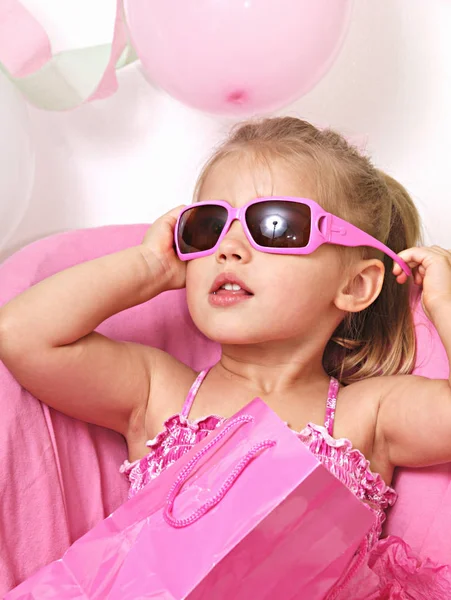 Ein Kleines Mädchen Mit Sonnenbrille — Stockfoto