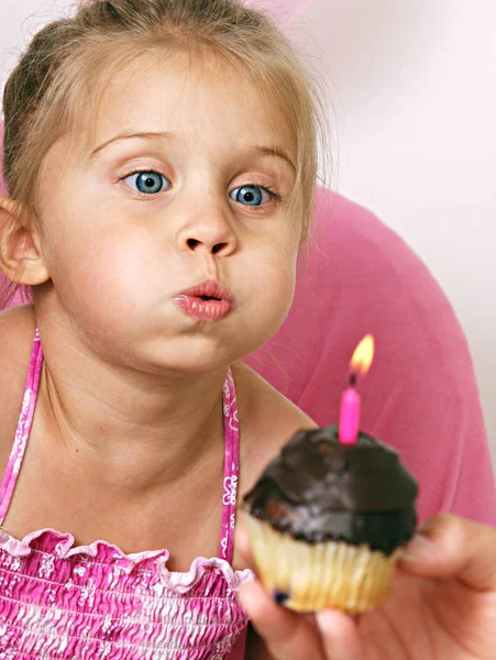 Onun Doğum Günü Partisinde Küçük Bir Kız — Stok fotoğraf