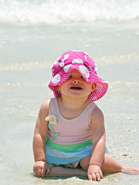 Kleines Mädchen Spielt Strand — Stockfoto