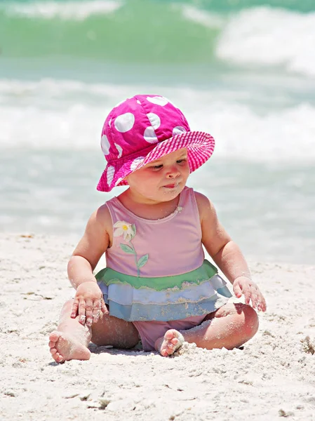 Kleines Mädchen Spielt Strand — Stockfoto