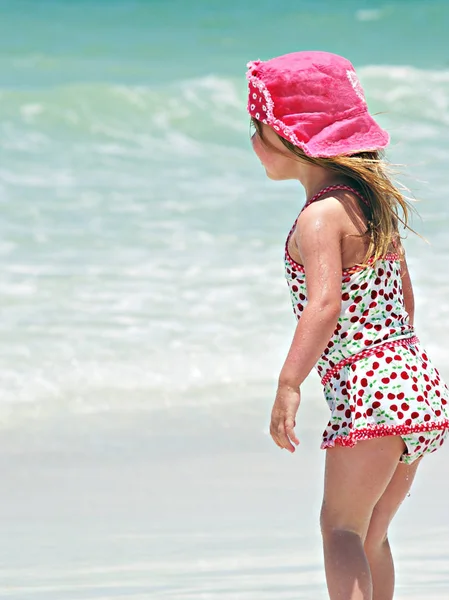 Kleines Mädchen Spielt Strand — Stockfoto