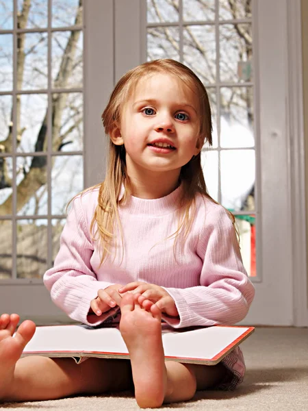 Klein Meisje Dat Een Boek Leest — Stockfoto