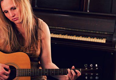 gitar çalmak bir kadın. 