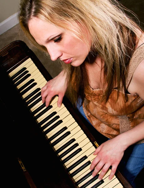 Žena Hrající Klavír — Stock fotografie