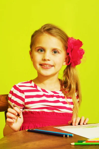Dziewczynka Pomocą Ołówki Kolorowanka — Zdjęcie stockowe