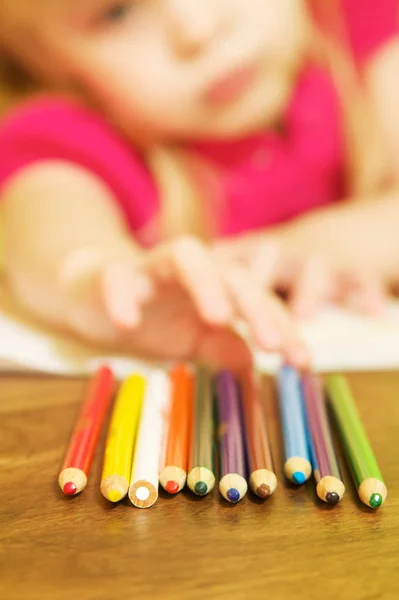 Een Klein Meisje Met Kleurende Potloden — Stockfoto
