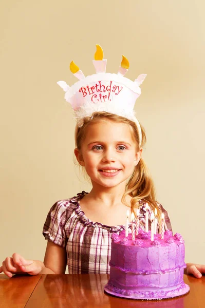 Bambina Alla Sua Festa Compleanno Con Torta — Foto Stock