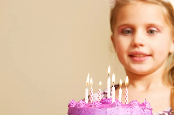 Kleines Mädchen Auf Ihrer Geburtstagsparty Mit Kuchen — Stockfoto
