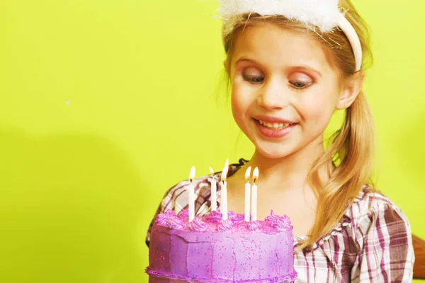 Bambina Alla Sua Festa Compleanno Con Torta — Foto Stock