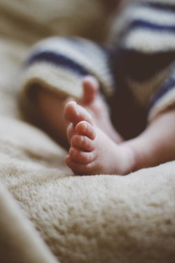 yakın bir bebek çocuk Ayaklar yukarı. 
