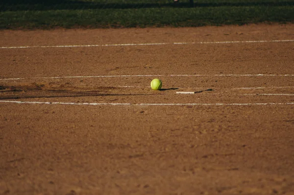 Ein Softball Auf Einem Feld — Stockfoto