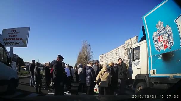 УКРАИНА, Днепропетровск - 31 октября 2019 года: Протесты в Украине, Днепропетровске, люди объявили забастовку и перекрыли дорогу. Пробка на Украине на Донецком шоссе. Люди требуют отопления — стоковое видео