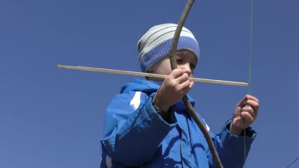 Il ragazzo felice del villaggio spara a un arco. Vacanze estive. Scherzi per bambini . — Video Stock