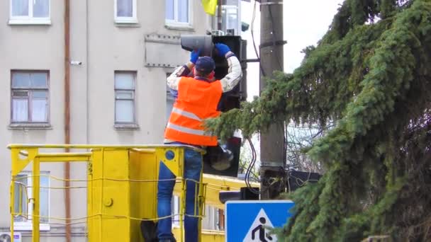 전기 근로자들은 혼잡 한 교차로에서 고장난 교통 신호등을 수리하느라 바쁩니다. 교통 신호등 수리공 — 비디오