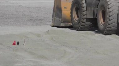 Traktör yükleyicisi yol, arka plan, endüstri, 4k, çok fonksiyonlu inşaat sırasında büyük bir kovada toprak topluyor.