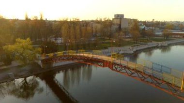 Günbatımı nehri üzerindeki köprü. 4k 'lık bir İHA videosundan.