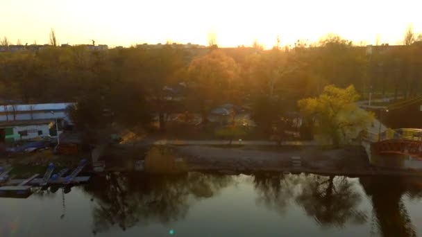 Man op de brug drone zonsondergang video, 4k video — Stockvideo